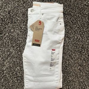 NWT Levi’s Brand 721 High Rise, Skinny, ankle white jeans.